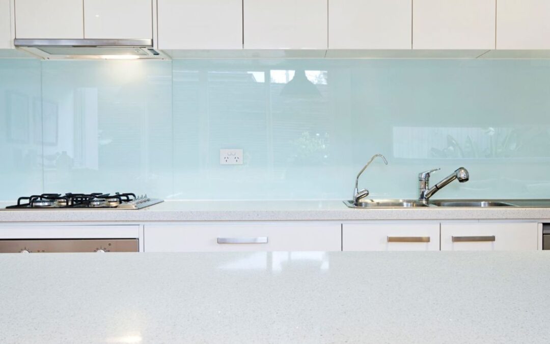 Paraschizzi in vetro: un tocco personale alla tua cucina