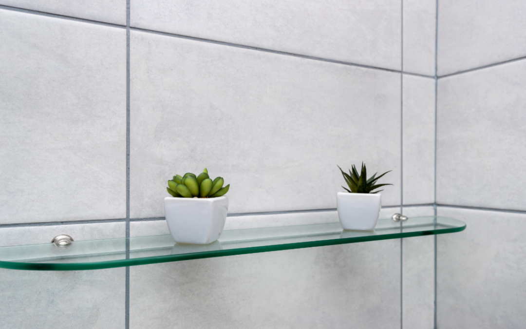 Mensole in vetro per bagno: come integrarle nell’arredo