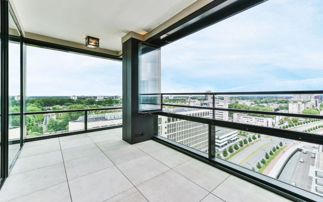 Creare uno spazio chiuso sul balcone con vetrate panoramiche amovibili